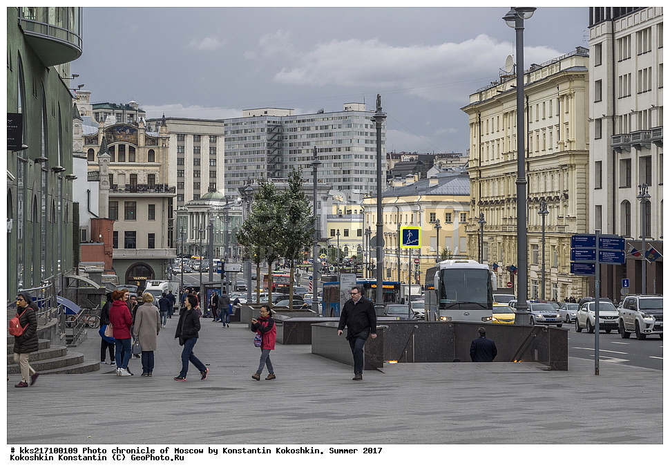 Moscow, Okhotny Ryad, Russia, Teatralny proezd, cityscape, pedestrians, tourists, transportation, tratuary, underpass, ������, ������� ���, ������, ����������� ������, ��������� ������, ��������� �������, ��������, ���������, ��������, �������