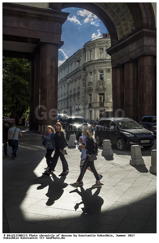 Bruce lane, Moscow, Russia, Stalinist style, Sunny, Tverskaya street, architecture, archway, passers-by, pedestrians, shadow, summer, sunlight, walk, ������ ��������, ������, ������, �������� �����, ����, �����������, ����, ��������, ��������, ��������, ��������, ��������� ����, ���������� �����, ����