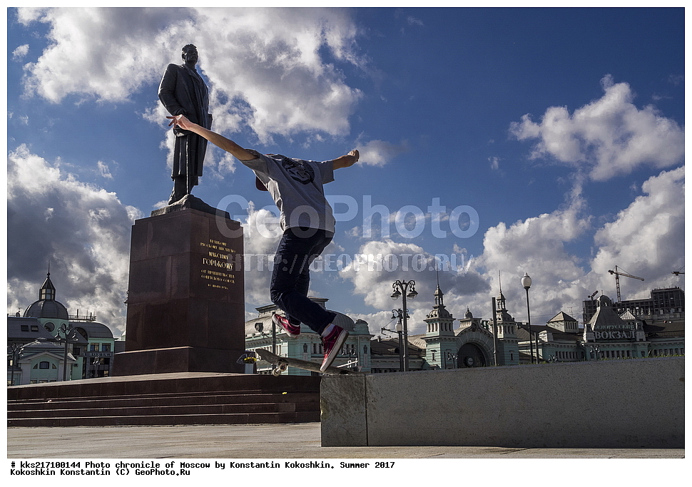 Belorusskiy railway station, Moscow, Russia, Tverskaya Zastava square, lawn, monument to Maxim Gorky, organization of transport, passengers, pedestrian area, reconstruction, reconstruction, renovation, repair, skaters, the program My street, the tram loop, tram, young people, ����������� ������, ������, ������, �����, ��������, ����������, ����������� ����������, �������� ������ �������, ���������, ���������� ����, ������� �������� �������, ��������� ��� �����, �������������, �������������, ������, ��������, �������, ���������� ������