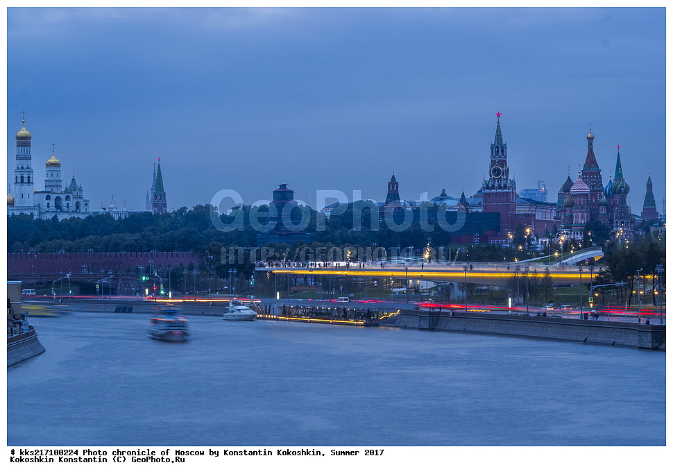 Floating bridge, Moscow, Moskvoretskaya embankment, Russia, Sabyanin, Zaryadye Park, a new Park, agiotage, construction, contemporary architecture, curiosity, evening, interest, landmark, lights, overlooking the Kremlin, panorama of Moscow, public space, reconstruction, renovation, the Moscow river, tourism, ������, ������-����, ������������ ����������, ������� ����, ������, �������, �����, ��� �� ������, ���������������������, �������, �����������, ����� ����, ������������ ������������, �������, �������� ������, ���� �������, ���������, �������������, ���������, ����������� �����������, �������������, ������