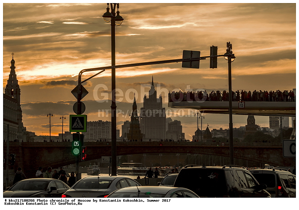 Floating bridge, Moscow, Moskvoretskaya embankment, Russia, Sabyanin, Zaryadye Park, a new Park, agiotage, construction, contemporary architecture, curiosity, evening, interest, landmark, lights, overlooking the Kremlin, panorama of Moscow, public space, reconstruction, renovation, the Moscow river, tourism, ������, ������-����, ������������ ����������, ������� ����, ������, �������, �����, ��� �� ������, ���������������������, �������, �����������, ����� ����, ������������ ������������, �������, �������� ������, ���� �������, ���������, �������������, ���������, ����������� �����������, �������������, ������