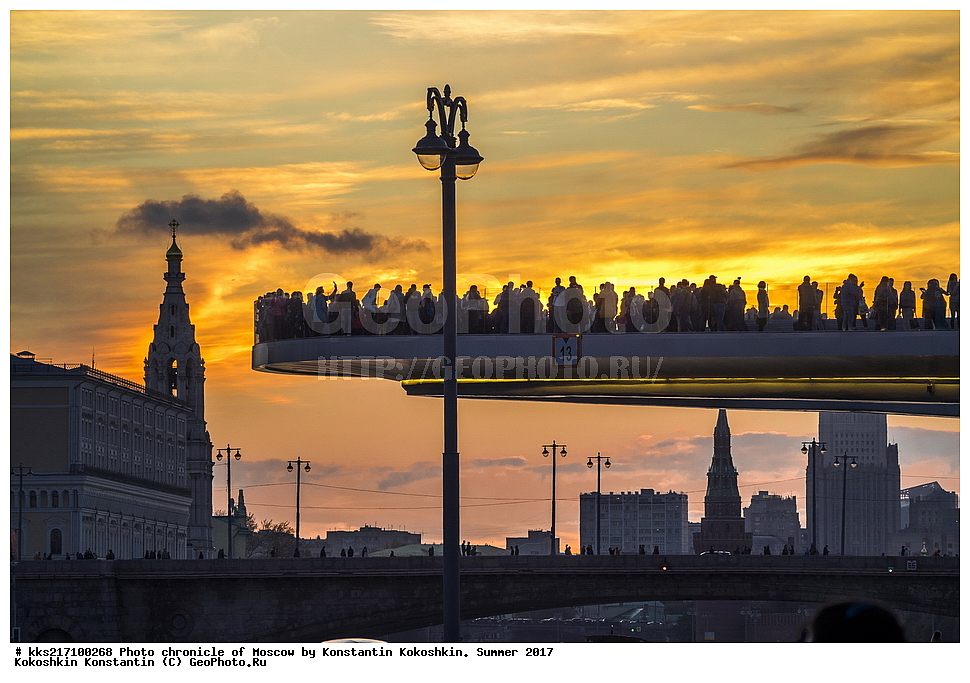 Floating bridge, Moscow, Moskvoretskaya embankment, Russia, Sabyanin, Zaryadye Park, a new Park, agiotage, construction, contemporary architecture, curiosity, evening, interest, landmark, lights, overlooking the Kremlin, panorama of Moscow, public space, reconstruction, renovation, the Moscow river, tourism, ������, ������-����, ������������ ����������, ������� ����, ������, �������, �����, ��� �� ������, ���������������������, �������, �����������, ����� ����, ������������ ������������, �������, �������� ������, ���� �������, ���������, �������������, ���������, ����������� �����������, �������������, ������