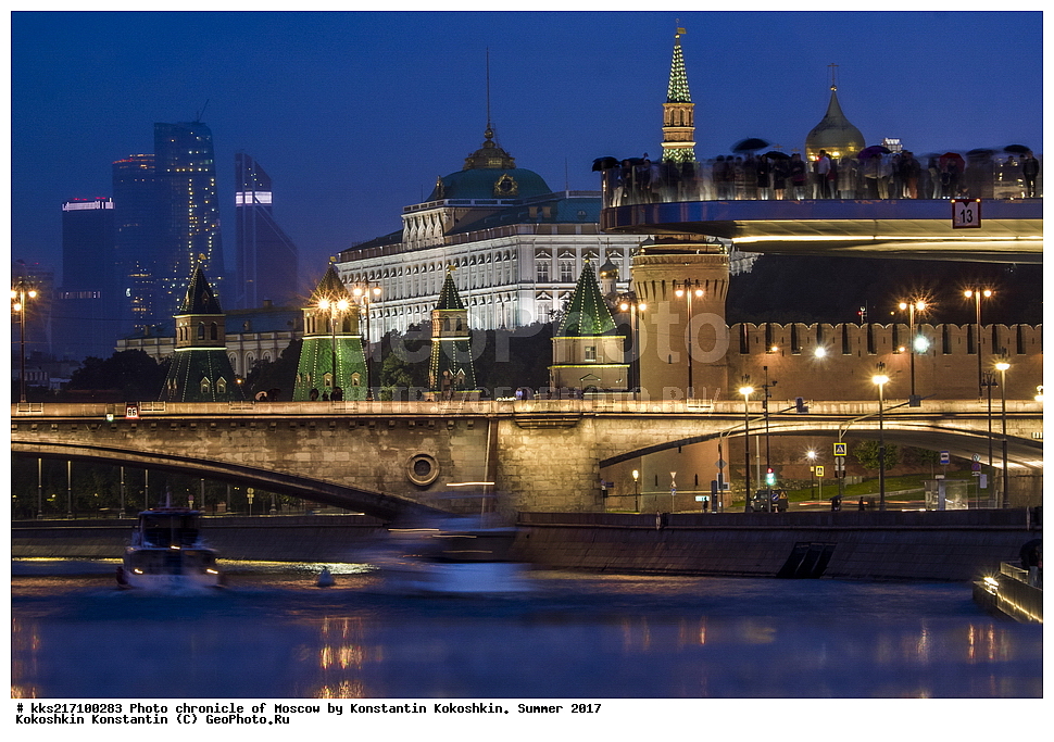 Floating bridge, Moscow, Moskvoretskaya embankment, Russia, Sabyanin, Zaryadye Park, a new Park, agiotage, construction, contemporary architecture, curiosity, evening, interest, landmark, lights, overlooking the Kremlin, panorama of Moscow, public space, reconstruction, renovation, the Moscow river, tourism, ������, ������-����, ������������ ����������, ������� ����, ������, �������, �����, ��� �� ������, ���������������������, �������, �����������, ����� ����, ������������ ������������, �������, �������� ������, ���� �������, ���������, �������������, ���������, ����������� �����������, �������������, ������