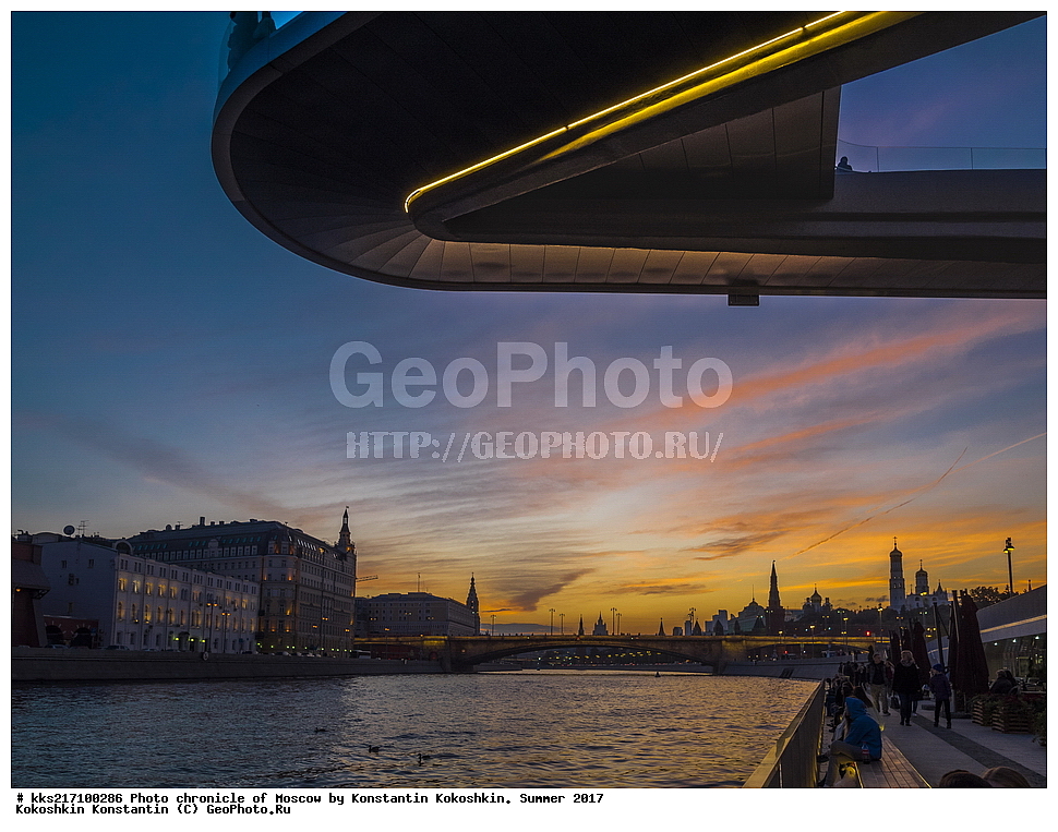 Floating bridge, Moscow, Moskvoretskaya embankment, Russia, Sabyanin, Zaryadye Park, a new Park, agiotage, construction, contemporary architecture, curiosity, evening, interest, landmark, lights, overlooking the Kremlin, panorama of Moscow, public space, reconstruction, renovation, the Moscow river, tourism, ������, ������-����, ������������ ����������, ������� ����, ������, �������, �����, ��� �� ������, ���������������������, �������, �����������, ����� ����, ������������ ������������, �������, �������� ������, ���� �������, ���������, �������������, ���������, ����������� �����������, �������������, ������