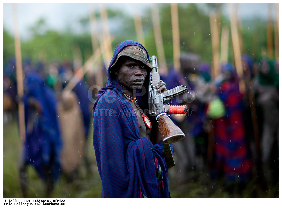 ��-, ���������, Abyssinie, ������, �����, Afrique de l Est, �����, ��������� ������, �������, Ethiopie, ���, ������ ���� ���, ������� ������ ���� ���, ������� de la Vallee de l ���, Sagenai, Saginay, ����, ���� ����, ����� ����, �����, ����� �������, ����� �����, �� �����, arme, arme feu, arme automatique, �������������� ������, �������, �������, ����� ����, cadrage �� �����, ������� �������, ����, ������� ����������, ������ �� �����, �� ������ �������, combattants, �����������, ����������, ������, ��������, etre humain, exterieur, ������, ���� �����, frapper, guerriers, ��������, �������� traditionnel, ������, homme, ��������������, ������������ ��������, ����������, ����� �� ������, �������, �������, �����, ������, ��, ��, nudite, �� �������� �������, �������, ����, �������, ��������, peuple ����, peuple �����, peuple nomade, ���� couleur, pieds nus, ������ regardant l, ������, rituel, ����� �����, stick ������, �������, ������, ��������, ������������ ������, �������, tribu, tribu des ����, tribu des �����, vallee de l ���, �������, virilite, ��������������, vue exterieure, ����� �����, ������, ������