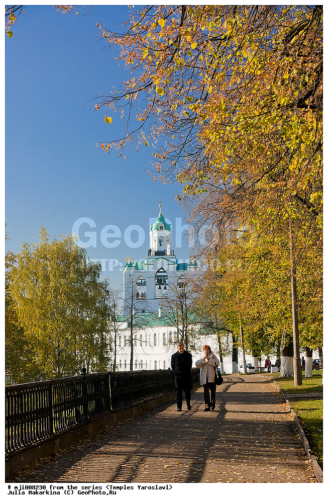 Ярославль, город, храм, церковь, архитектура, РПЦ, городской пейзаж, звонница, деревья, осень, пара, люди, желтый, монастырь, мужской монастырь, осень, башня, Спасский монастырь, Спасо-Преображенский монастырь, Спасо-Преображенский мужской монастырь