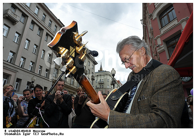 "Old Arbat, presentations, festivals, ""MAMAKABO"" picture :, People, Artist, Russia, Alexei Kuznetsov"