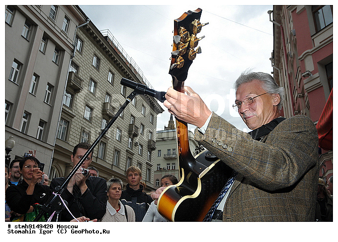 "Old Arbat, presentations, festivals, ""MAMAKABO"" picture :, People, Artist, Russia, Alexei Kuznetsov"