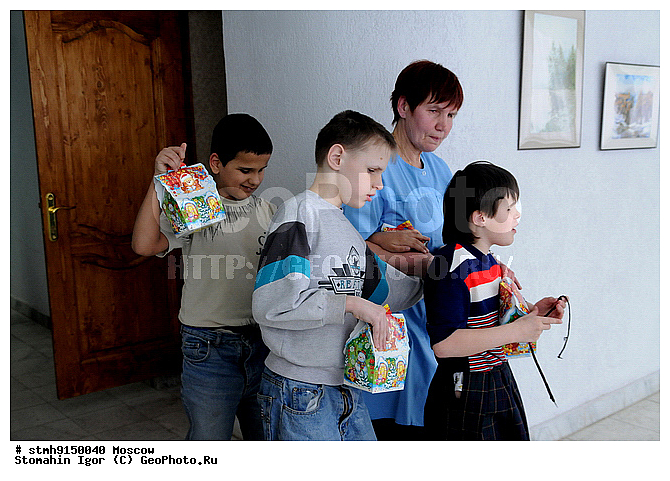 Children, house, deaf-blind, Sergius, Posada, Celebration, Easter, picture :, children gifts go, accompanied, educator