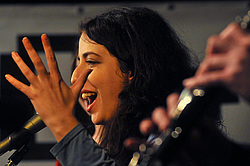 �������