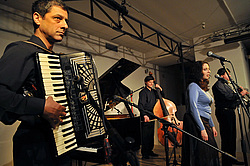 �������