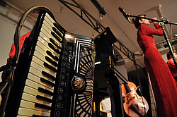 �������